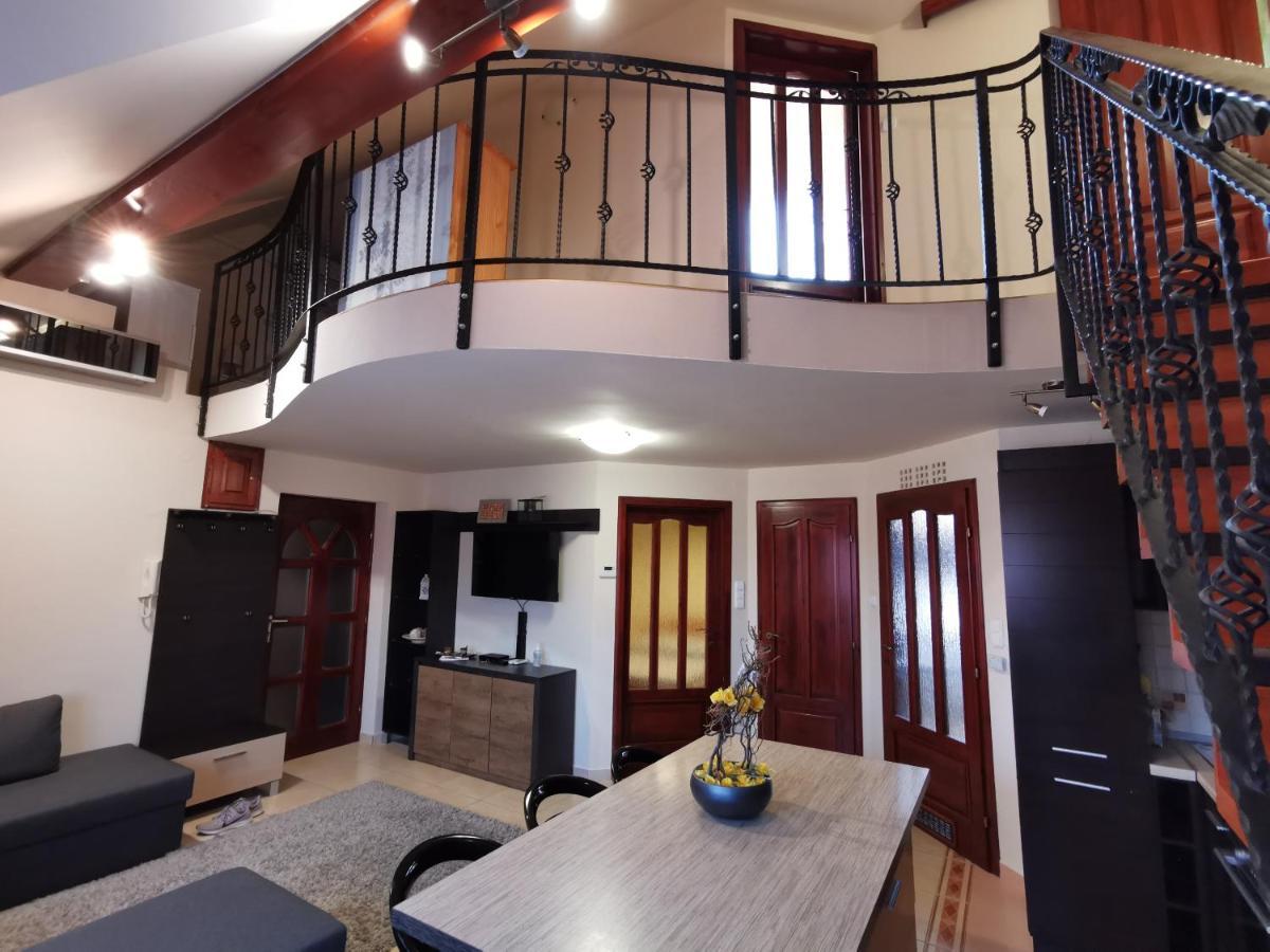Galery Apartman Дьюла Екстер'єр фото