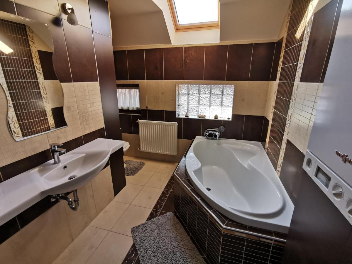 Galery Apartman Дьюла Екстер'єр фото
