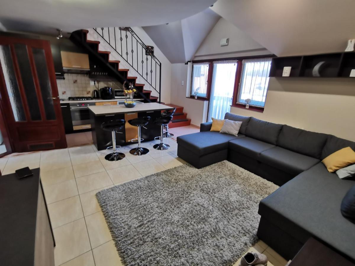 Galery Apartman Дьюла Екстер'єр фото