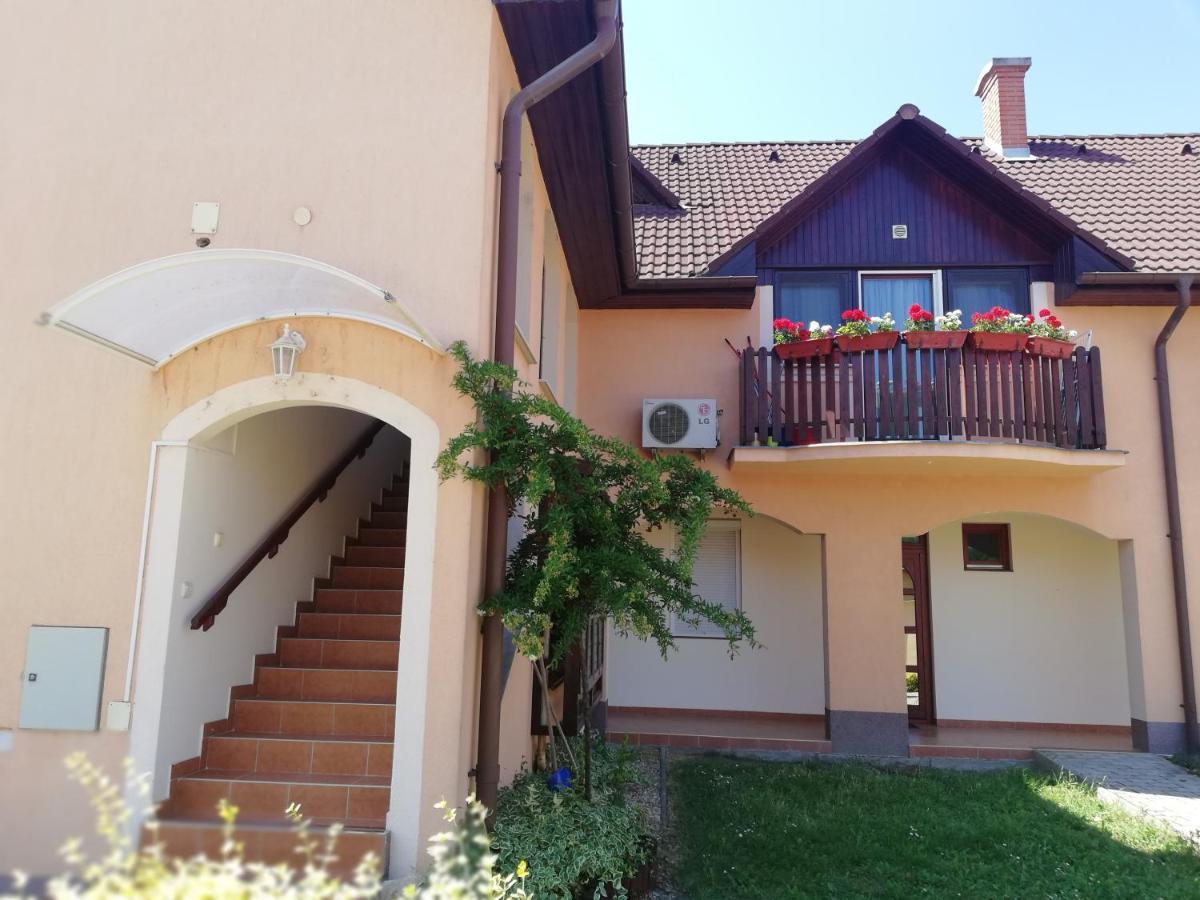 Galery Apartman Дьюла Екстер'єр фото